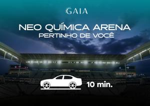 a picture of a white car on a billboard at Motel Gaia Radial Leste in Sao Paulo
