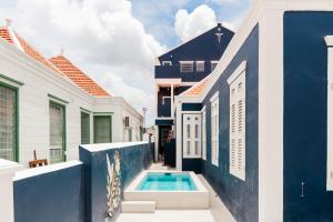 威廉斯塔德Kas Leon - Villa Heritage Retreat的一座房子庭院中的游泳池