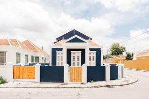 威廉斯塔德Kas Leon - Villa Heritage Retreat的拥有蓝白色围栏的房子 更多48张照片