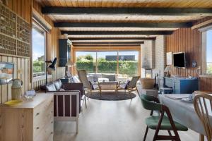 ein Wohnzimmer mit Möbeln und einem großen Fenster in der Unterkunft SJ203 Børkop - Bjørnsvej 16 in Børkop