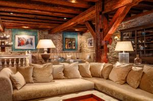 - un grand canapé dans le salon doté de plafonds en bois dans l'établissement Schlössle Hotel - The Leading Hotels of the World, à Tallinn