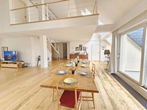 Un comedor con una mesa y un gran ventanal. en Luxurious 3BR Penthouse w terrace&parking, en Luxemburgo