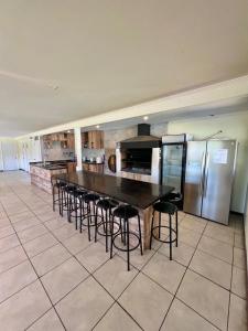a large kitchen with a long table and chairs at Contacto con la naturaleza y cerca de Santiago in María Pinto