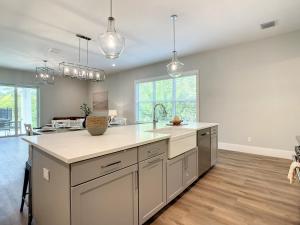 Nhà bếp/bếp nhỏ tại Lala at the Beach 512