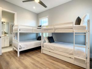 Katil atau katil-katil dalam bilik di New Luxury Duplex, Private Pool, Walk to Flagler +31 gambar