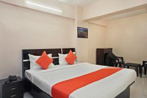 Ένα ή περισσότερα κρεβάτια σε δωμάτιο στο Hotel O Sai Inn +15 φωτογραφίες