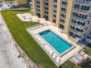 Bazén v ubytování Oceanfront Condo - Beach, Pool & BBQ nebo v jeho okolí