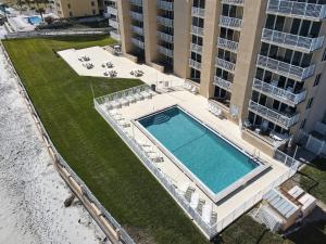 - une vue sur la piscine située à côté d'un bâtiment dans l'établissement Beachfront Condo - OceanView, Pool & Steps to Flagler Ave, à Chicken Island