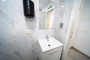 Ένα μπάνιο στο Be Happy Hostel +36 φωτογραφίες