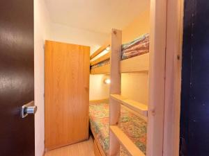 a small room with a bunk bed and a door at Résidence Villaret - Studio cabine 4 personnes avec vue sur les pistes MAE-5014 in Les Menuires