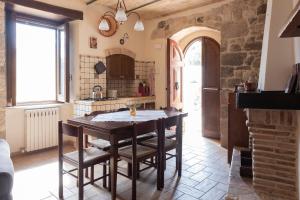 a kitchen with a table and chairs in a room at Casa Marù in Abbateggio