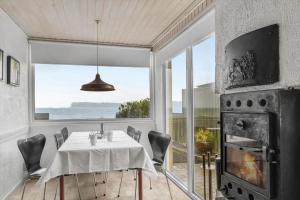 una sala da pranzo con un tavolo e una grande finestra di SJ269-Hejls-Ved-Kysten-1 a Hejls