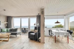 un soggiorno con un divano e un tavolo di SJ269-Hejls-Ved-Kysten-1 a Hejls