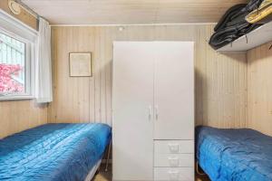 una camera da letto con un letto e un armadio bianco di SJ269-Hejls-Ved-Kysten-1 a Hejls