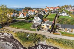 una vista aerea di una città con case di SJ269-Hejls-Ved-Kysten-1 a Hejls