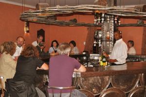 un grupo de personas sentadas en un bar en Kashana Namibia, en Omaruru