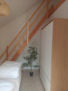 Un dormitorio con una cama y una puerta de madera. en le club de la source, en Hannut