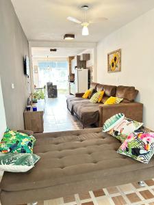 sala de estar con 2 sofás y sofá en Cozy Place, en Guaratuba