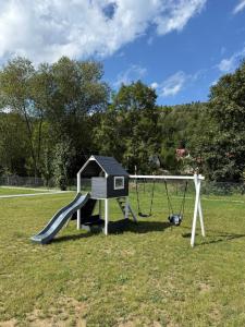 un parque infantil con tobogán y columpio en BABIA GÓRA Dream Apart, en Zawoja