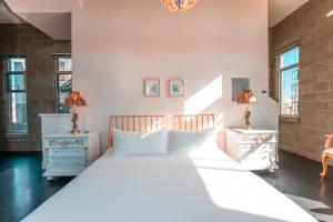 En eller flere senge i et værelse på Hotel Narcissus - Room 6