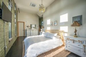 En eller flere senge i et værelse på Hotel Narcissus - Room 6