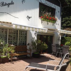 Birgele في ريكيوير: فناء منزل مع مقاعد و ورد