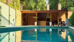 a swimming pool in front of a house at Condomínio Eclipse Village, Praia de Juquehy in São Sebastião