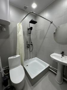 ein Badezimmer mit Toilette, Dusche und Waschbecken in der Unterkunft Hotel 002 in Osch + 29 Fotos
