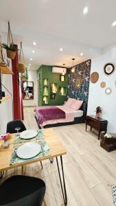 una sala de estar con una cama y una mesa en Studio de charme climatisé Gare Riquier, en Niza
