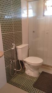 une salle de bains avec toilettes et douche en verre dans l'établissement Suites da Cla - Suite 1, à Lima Duarte