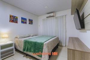 Et tv og/eller underholdning på Casa na Barra de Santo Antônio com piscina