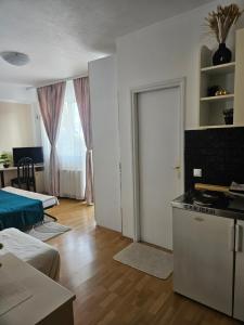 Μια τηλεόραση ή/και κέντρο ψυχαγωγίας στο Rooms MIG