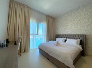 アブダビにあるPanoramic Seaview one-bedroom apartmentのテディベアのベッドがある寝室 +33枚の写真
