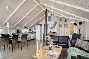 una sala de estar con un sofá y una mesa en SJ281-Hejls-Skovlokken-15, en Hejls