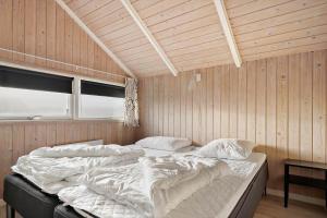 Cama grande en habitación con paredes de madera en SJ281-Hejls-Skovlokken-15, en Hejls