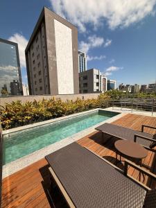 una piscina en la azotea de un edificio en LK Santa Efigênia 2, en Belo Horizonte