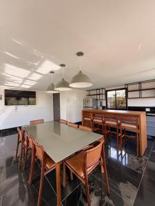 Una cocina y un comedor con mesa y sillas. en LK Santa Efigênia 2, en Belo Horizonte