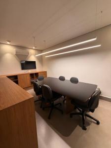 una sala de conferencias con una mesa y sillas en LK Santa Efigênia 2, en Belo Horizonte 39 fotos más