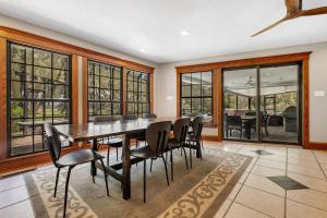 Χώρος καθιστικού στο Booking now! Lake, Pool, Spa, Man-Cave, Game Room