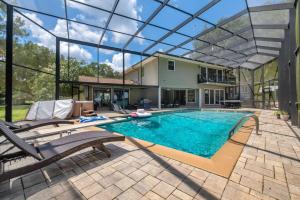 Πισίνα στο ή κοντά στο Booking now! Lake, Pool, Spa, Man-Cave, Game Room