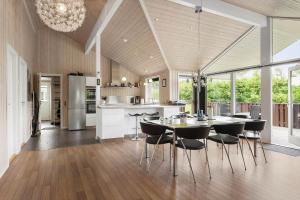Nhà bếp/bếp nhỏ tại LL210-Humble-Blabaervaenget-5