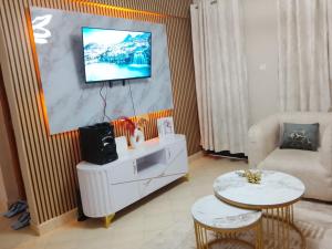 TV a/nebo společenská místnost v ubytování Executive 1bedroom Furnished and BnB apartment with GYM,Swimming pool,Cityview - Kitisuru ,Nairobi
