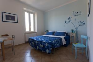 sypialnia z łóżkiem, stołem i krzesłem w obiekcie Da Zarè w mieście Campofilone