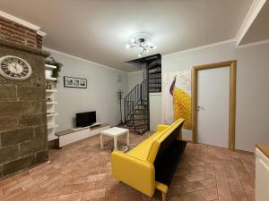 TV a/nebo společenská místnost v ubytování La Riccia Holiday Home - 70 mq 2 Camere e 2 Bagni con Parcheggio Gratis