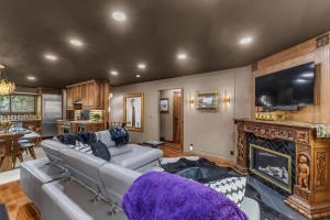 un salon avec un canapé et une cheminée dans l'établissement Park City Retreat Walk to Main plus Private Hot Tub, à Park City