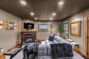 un salon avec un canapé et une cheminée dans l'établissement Park City Retreat Walk to Main plus Private Hot Tub, à Park City