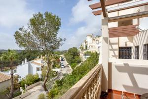 einen Balkon mit Straßenblick in der Unterkunft Luxe Appartement Costa Blanca Altamira Las Ramblas in Orihuela