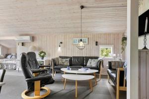 a living room with black leather chairs and a table at LL251-Humble-Ronnevaenget-7 in Humble