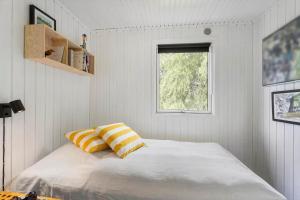 a bedroom with a bed with two yellow and white pillows at LL252-Humble-Laxtonvej-36 in Humble