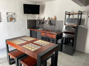 kuchnia ze stołem i kuchenką górny piekarnik w obiekcie Loft centrito w mieście Saltillo +4 zdjęcia